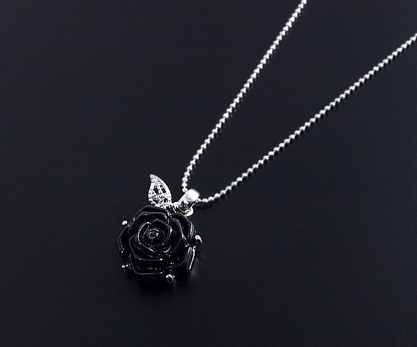 深黒or純白ROSE！気品漂うシックな薔薇モチーフ♪バラネックレス